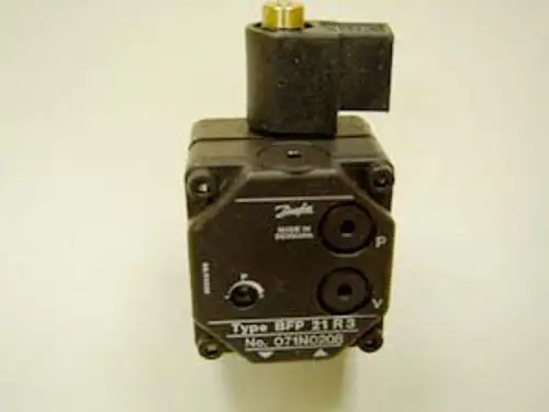 Ölpumpe von Remeha mit zwei Anschlüssen (P und V) und einem elektrischen Anschluss oben, auf einem hellen Hintergrund abgebildet.